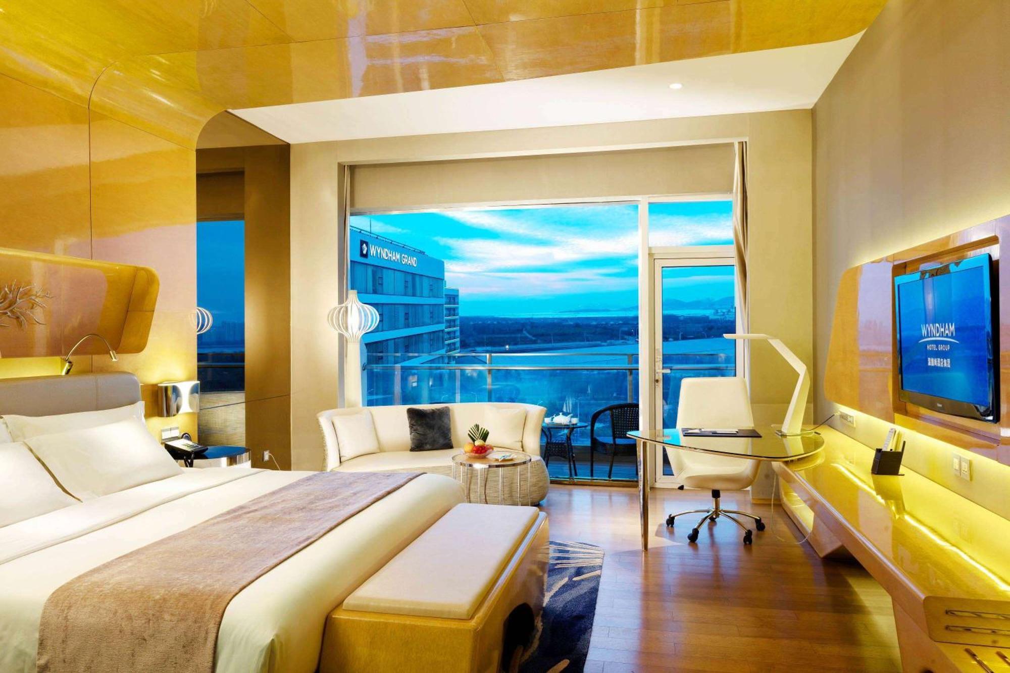 Wyndham Grand Qingdao Hotel Exterior photo